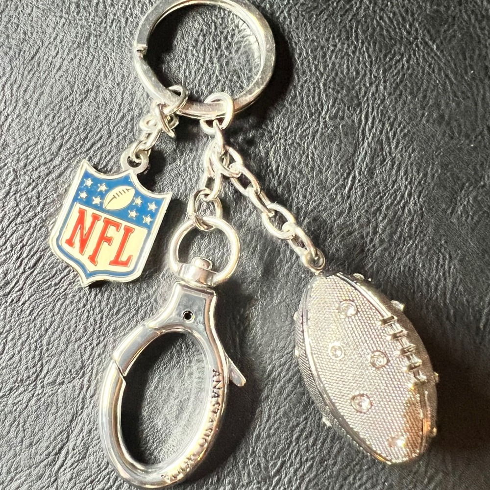 NFL Anastasia Mode Rhinestone Football Handbag Charm Keychain Silver Tone Sporty
